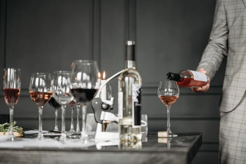 Ces gestes qui trahissent un grand vin : le service, ultime épreuve de la bouteille